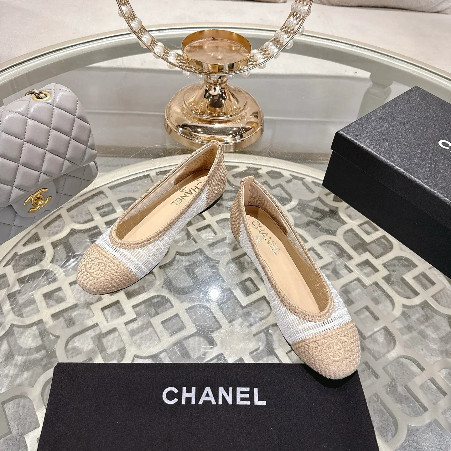 💕💕Factory direct selling price p540💕💕 Chanel 25SS finally releases woven ballet shoes‼ ️ Shoes worthy of their own article, I have to say that they are finally waiting for you! So elegant and chill. Wear it in the summer to enjoy the breeze and walk on the street. Round square toe design. Cute and cute~ The appearance is super online. When you wear it, you will feel like a wealthy daughter. I thought it was good-looking. Only when I put it on my feet do I know how easy it is to wear~ Upper: Exclusive custom-made mesh (comfortable and breathable) Foot pad: Sheepskin Outsole: Genuine leather sole imported from Italy Size: 35-39 (customized at 40.41.42)